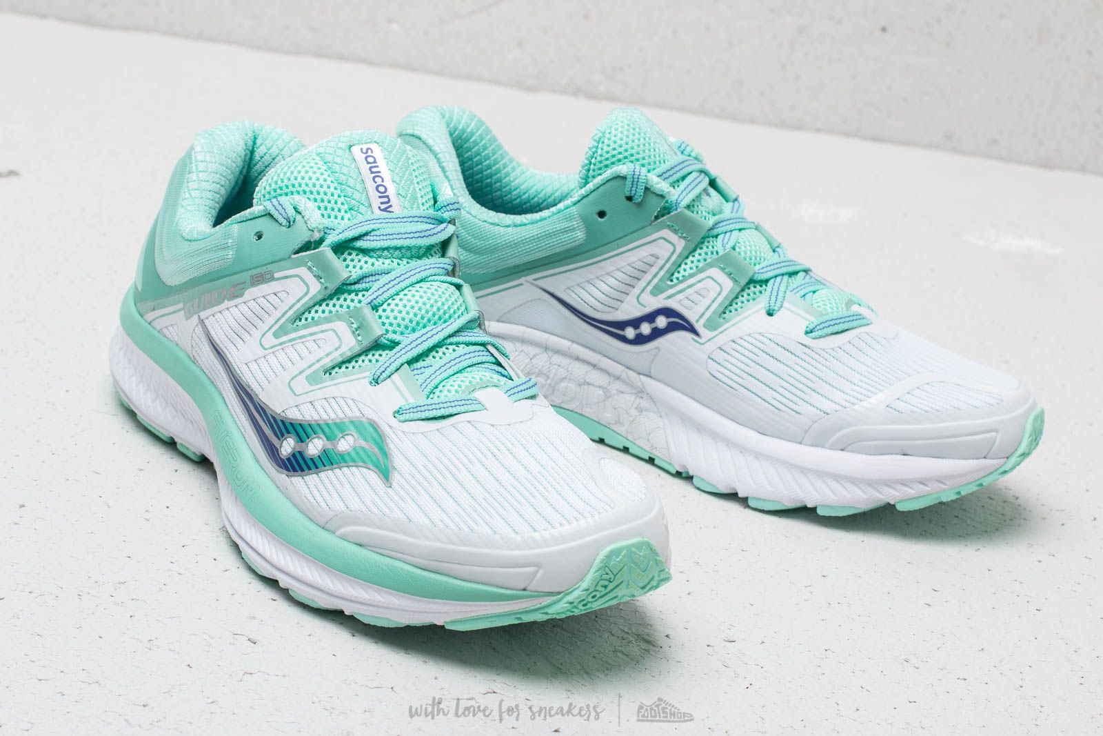 Saucony guide hotsell iso white