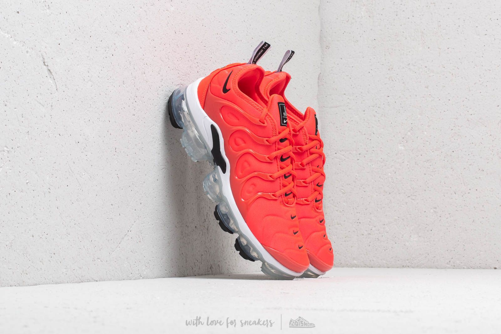 Nike vapormax plus red black white top
