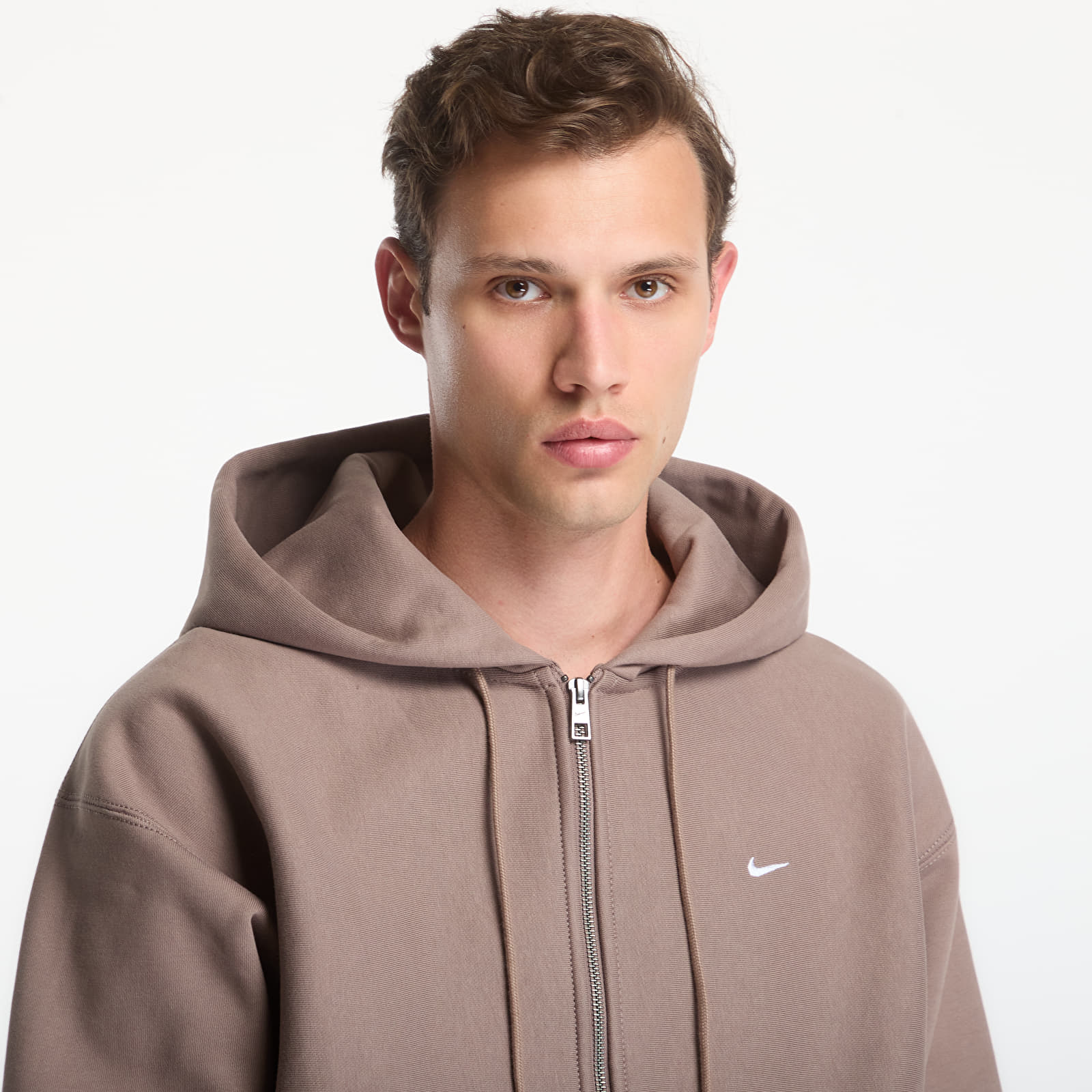Pánské mikiny Nike Solo Swoosh Men's Full-Zip Fleece Hoodie Mink Brown/ Mink Brown/ White