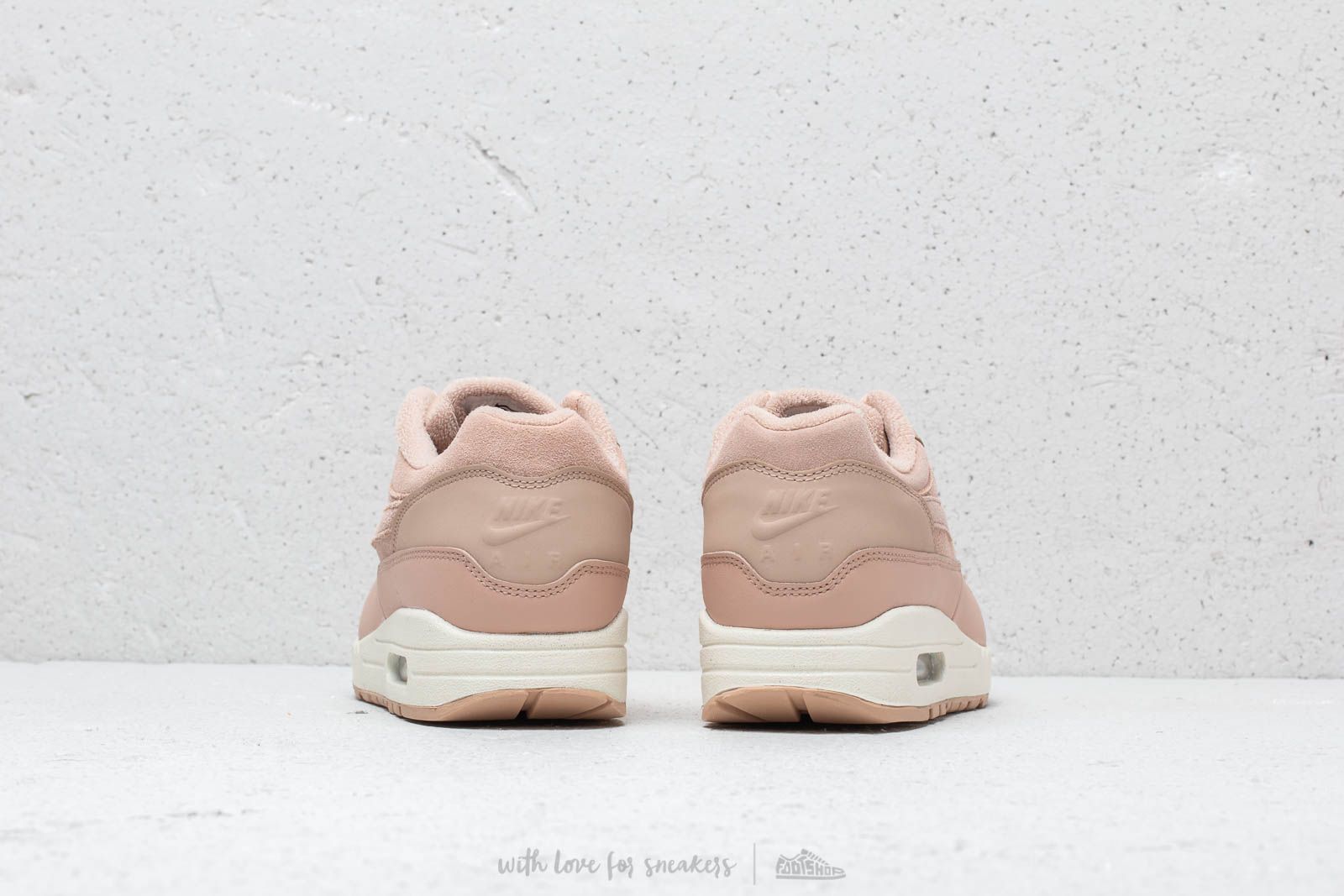 Nike air max 1 trainers bio beige white exclusive best sale