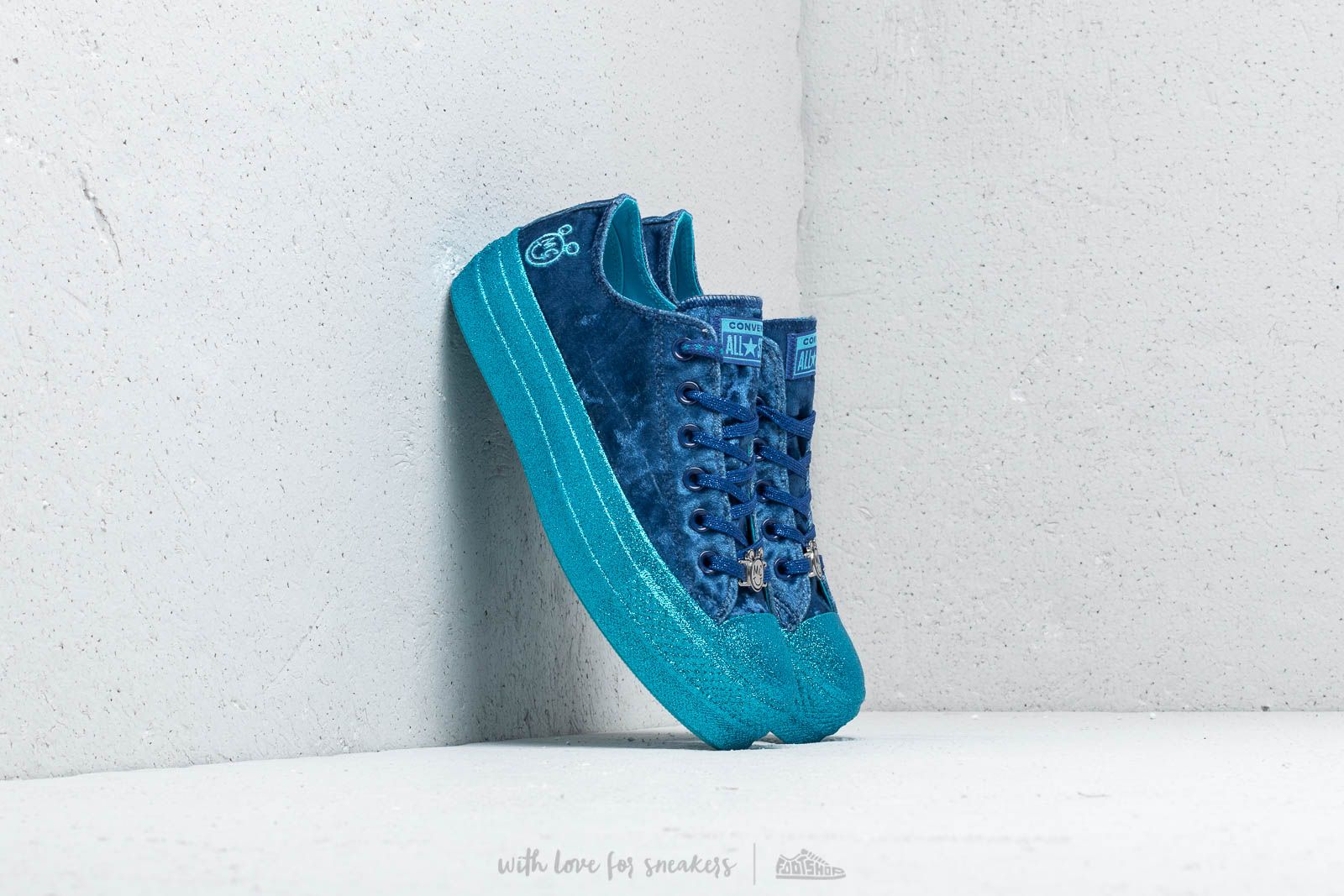 Miley cyrus blue best sale converse