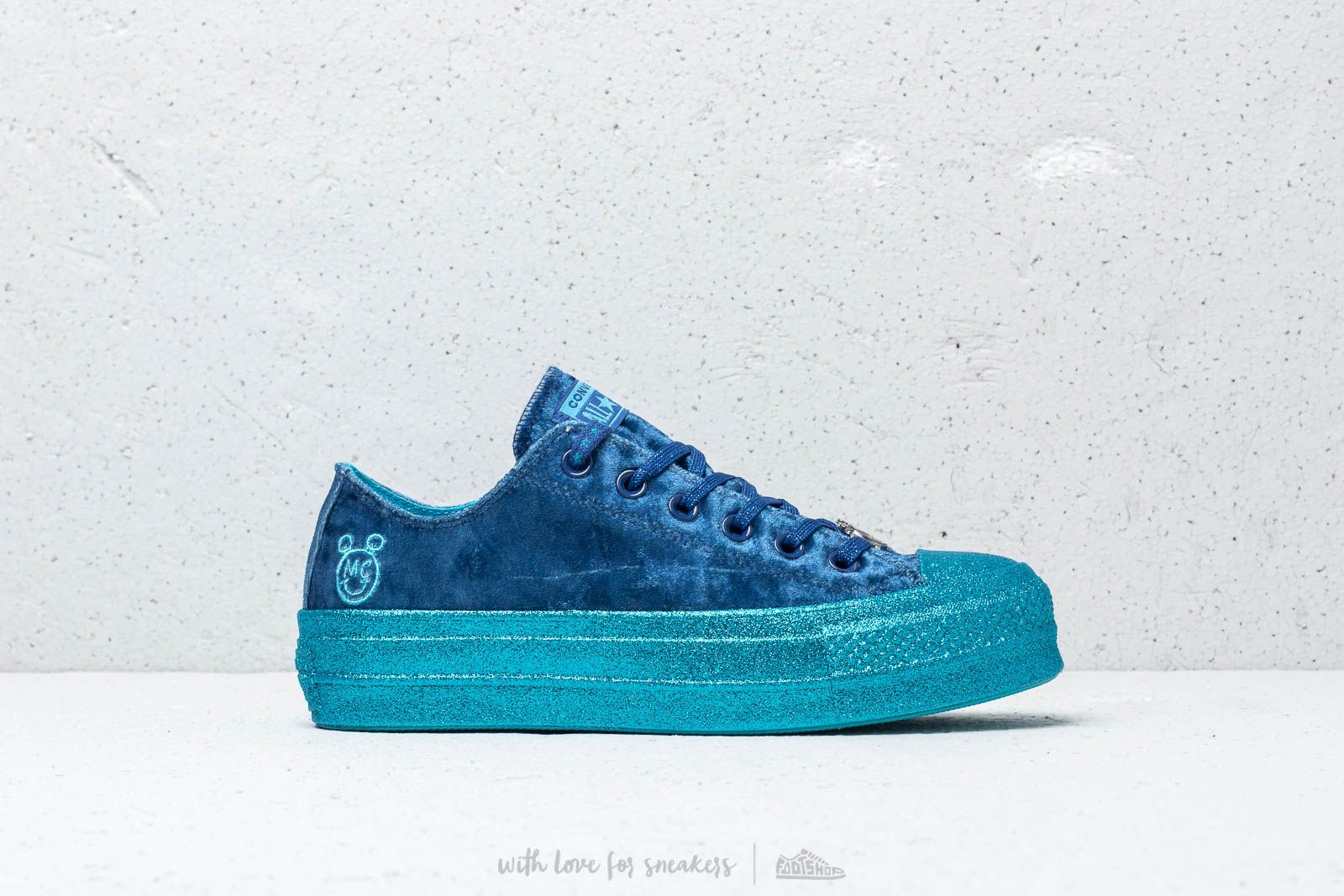 Miley cyrus clearance blue converse