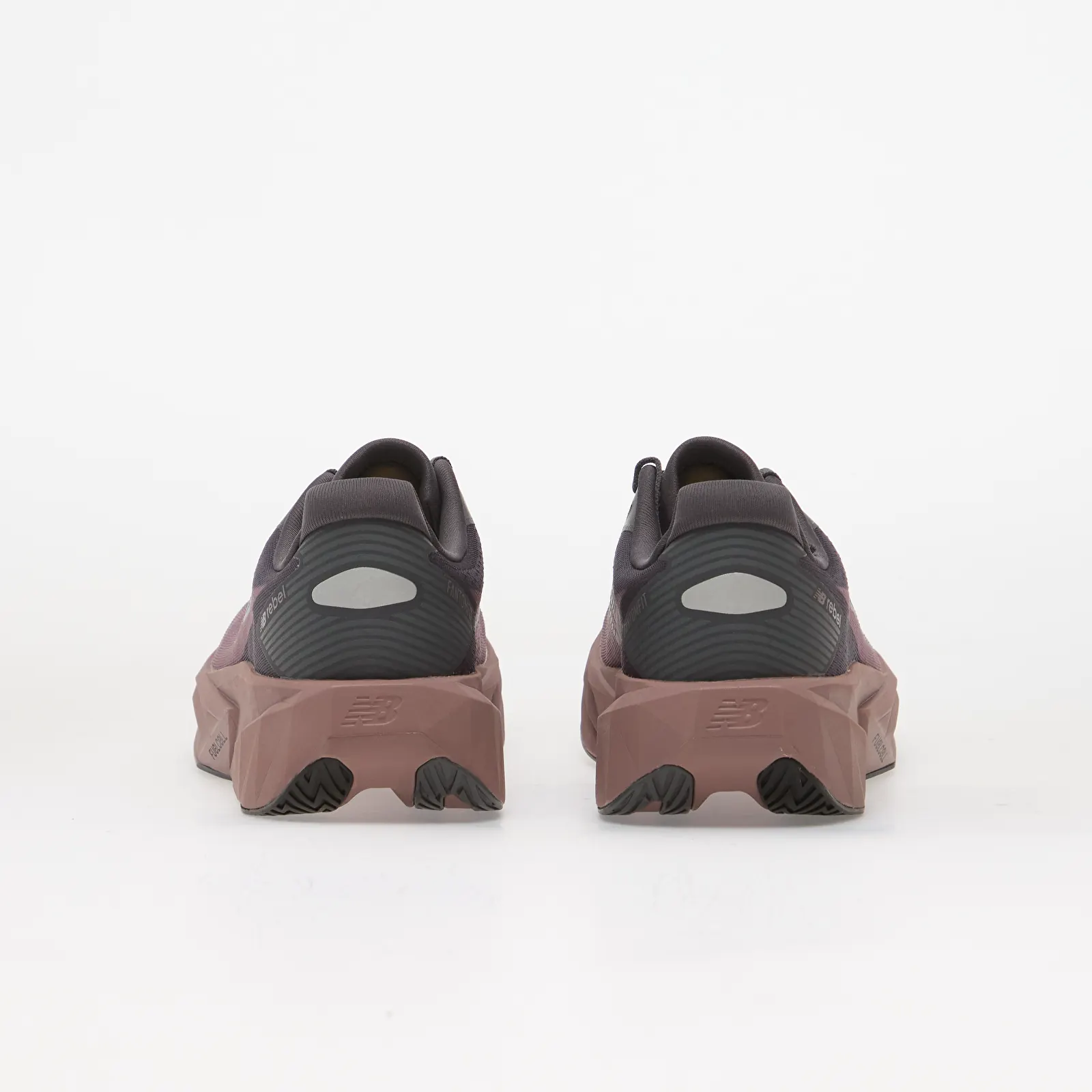 Skor för män New Balance FuelCell Rebel v5 Magnet/ Pebble