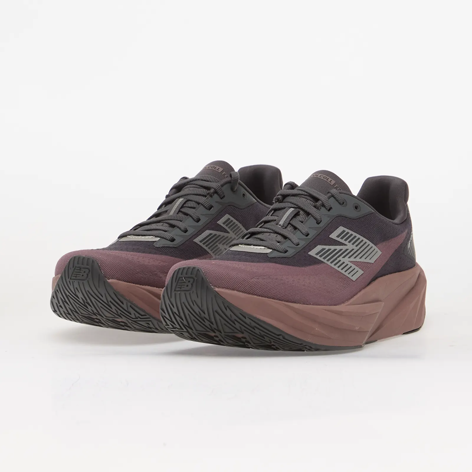 Skor för män New Balance FuelCell Rebel v5 Magnet/ Pebble