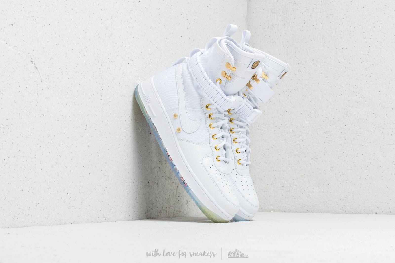 Nike air force 1 sf white store
