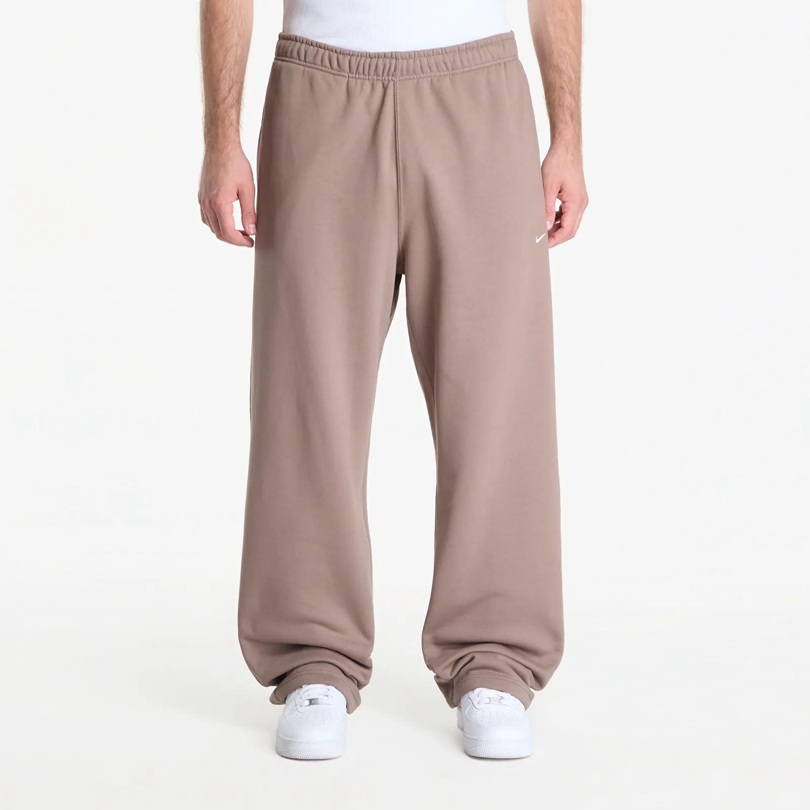 Hoodies für Männer Nike Solo Swoosh Men's Fleece Open-Hem Pants Mink Brown/ Mink Brown/ White