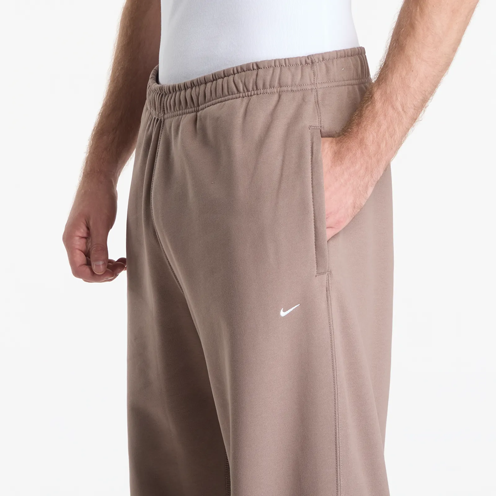 Hoodies für Männer Nike Solo Swoosh Men's Fleece Open-Hem Pants Mink Brown/ Mink Brown/ White