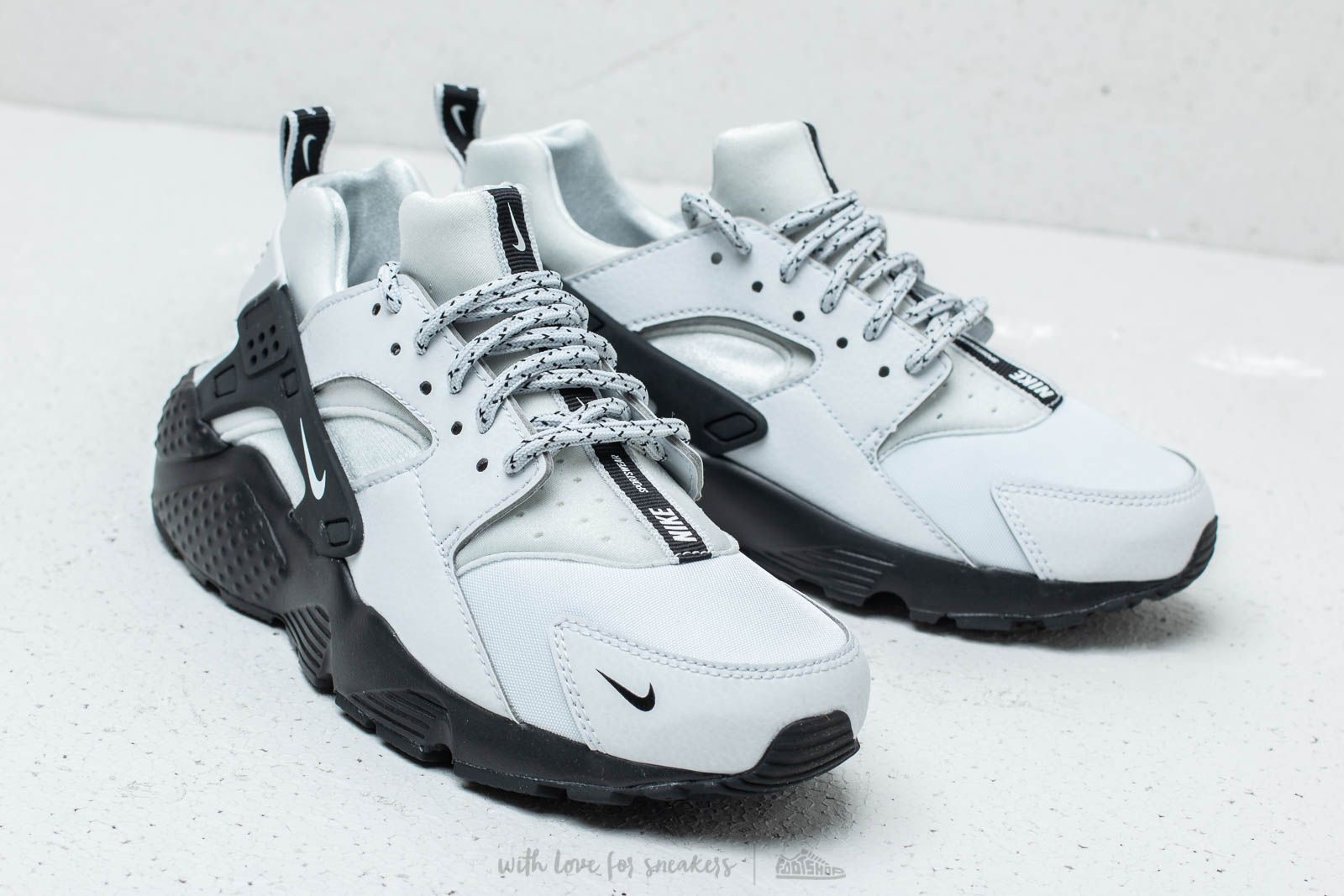 Women s shoes Nike Huarache Run SE GS Pure Platinum White Black