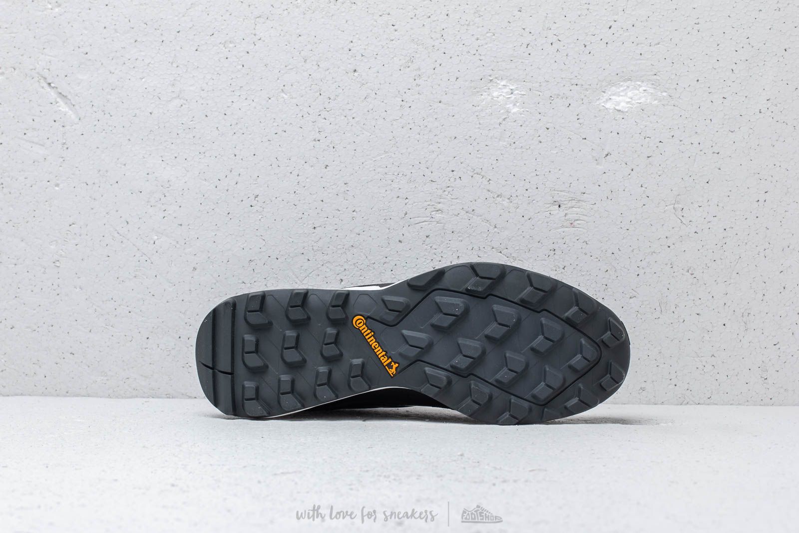Skor för män Adidas x White Mountaineering Terrex Fast GTX Carbon/ Core Black/ Footwear White