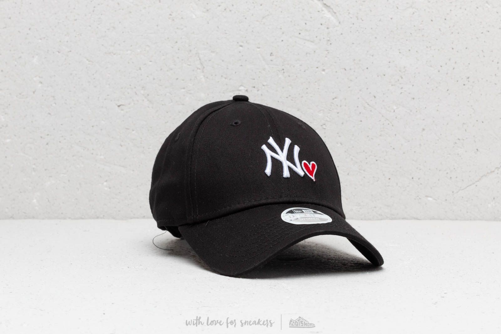 Galvos apdangalai New Era 9Forty MLB NY Yankees Heart Strapback Black