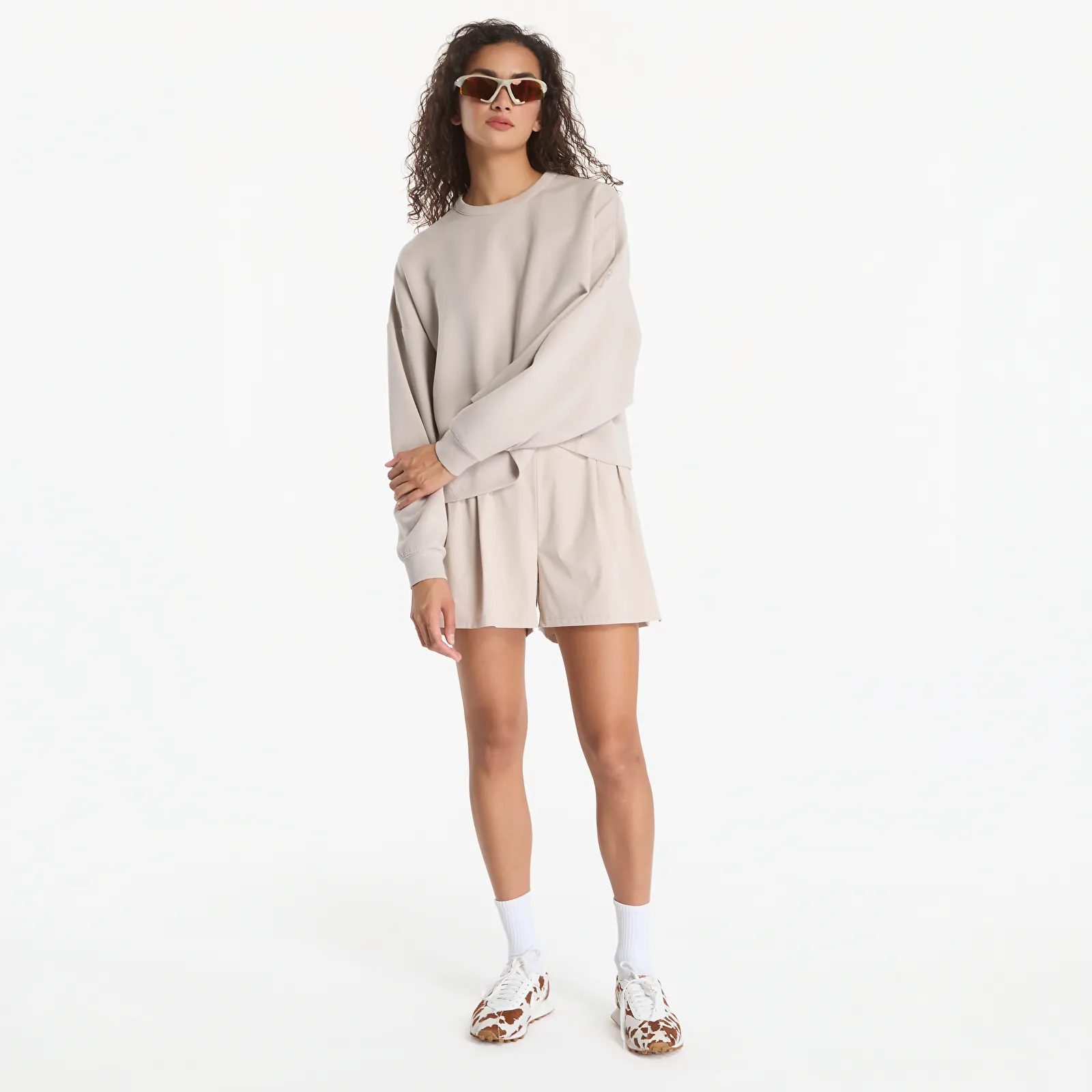 Hættetrøjer til kvinder Nike 24.7 ImpossiblySoft Women's Dri-FIT Oversized Crew-Neck Top Cream Ii/ Cream Ii/ College Grey