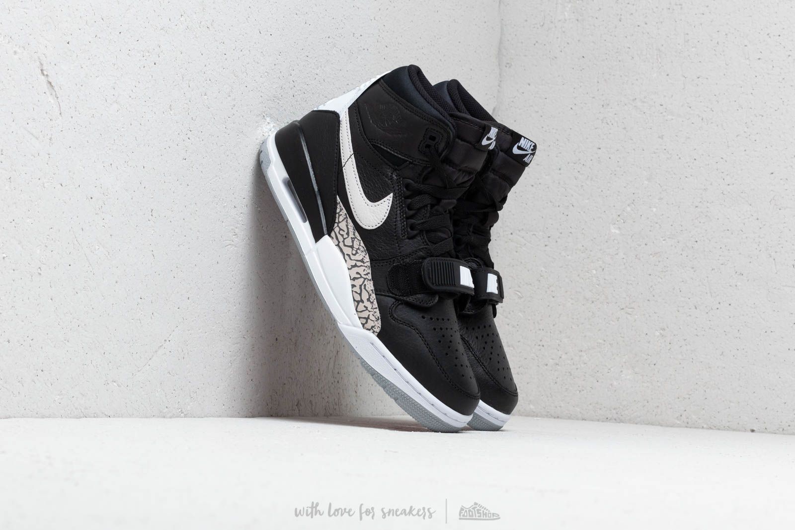 Legacy 312 black white top