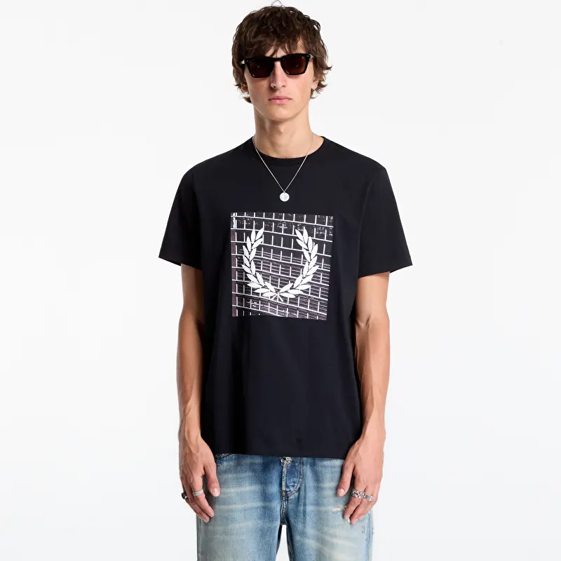 FRED PERRY Laurel Wreath Graphic Tshirt Black