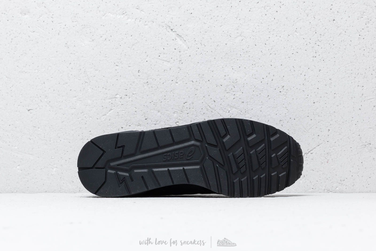 Asics lyte trainer best sale black