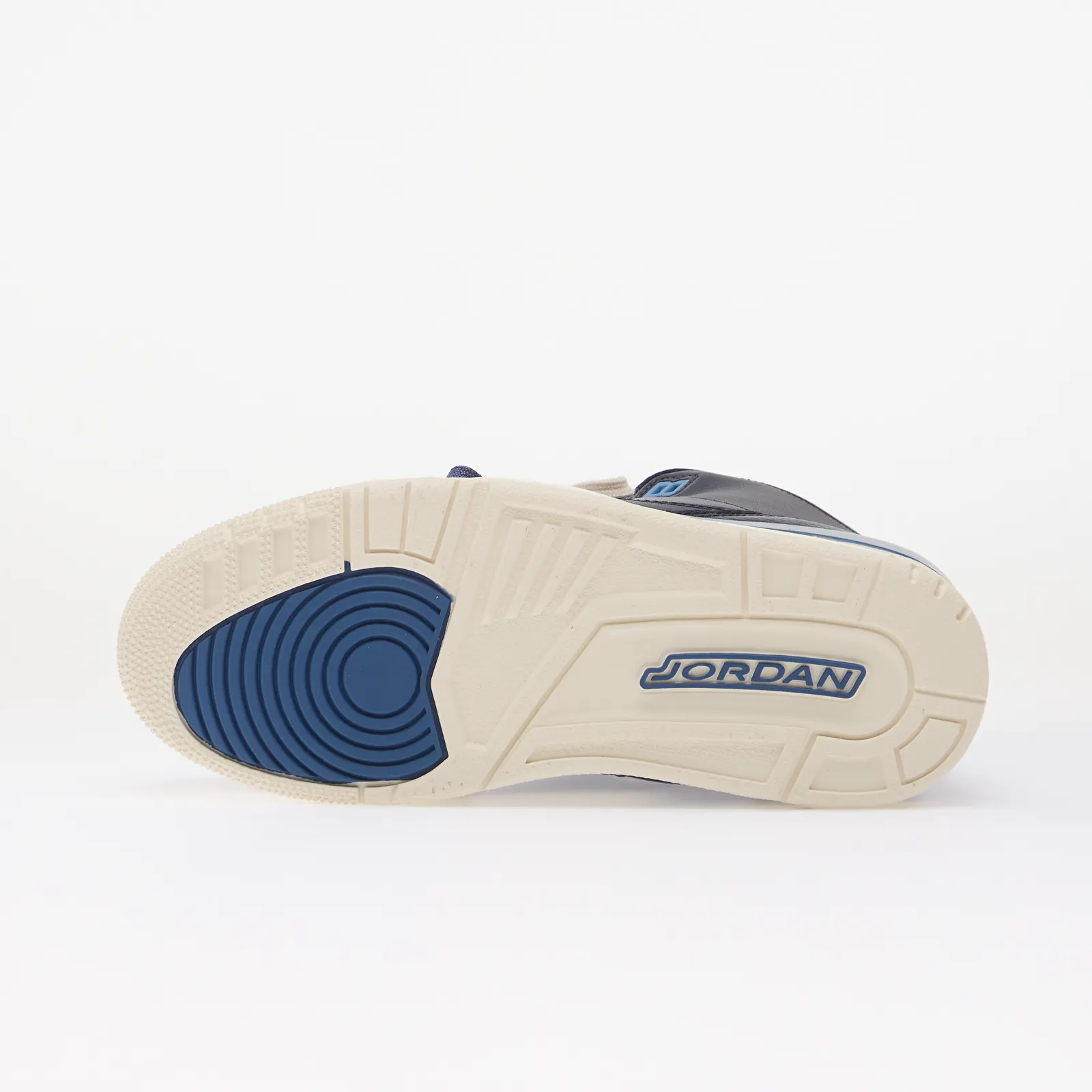 Women's shoes Air Jordan 3 Retro "Sports Renaissance" Obsidian/ Chalk/ Track Red