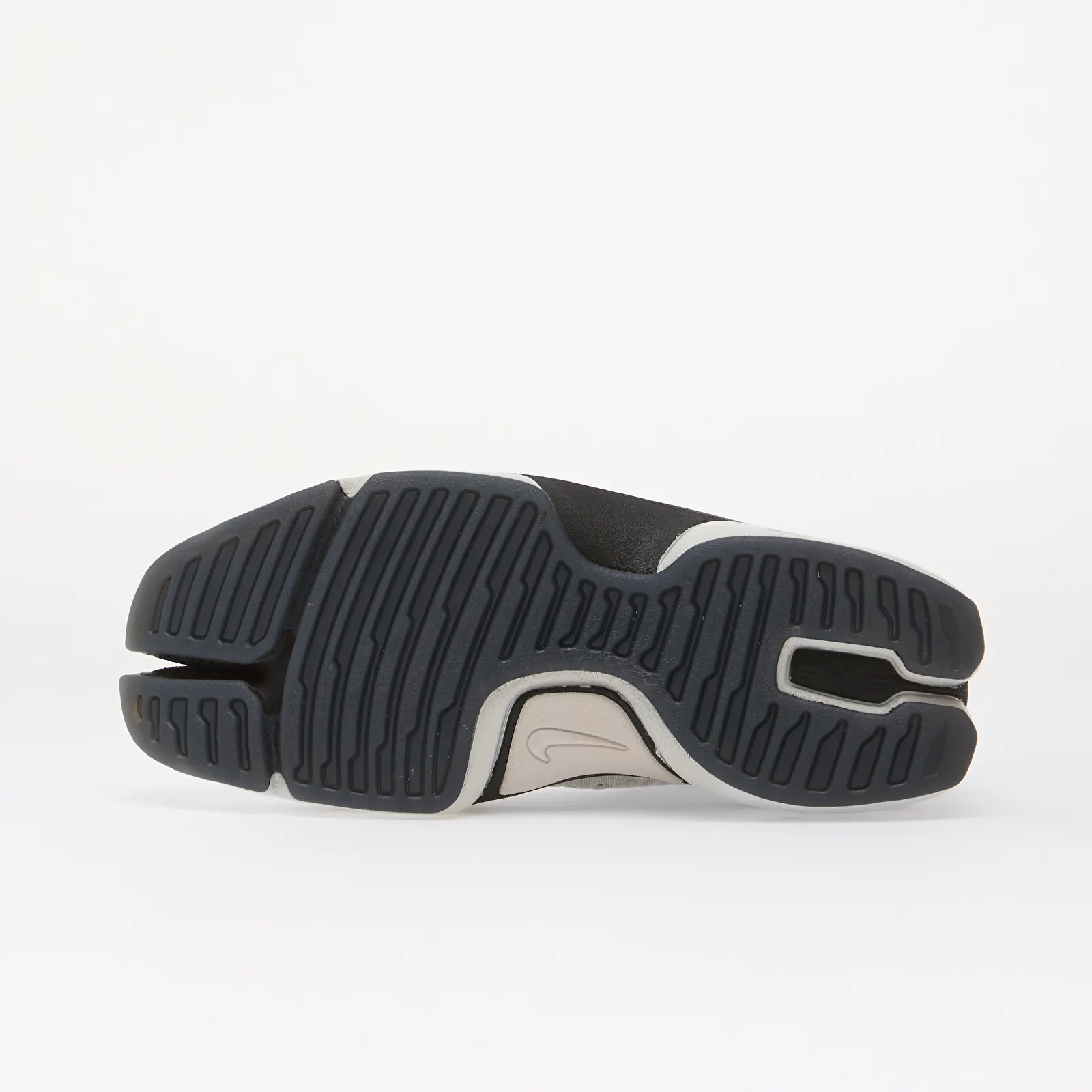 Moteriška avalynė Nike Rift 2 Metallic Silver/ Black-Vast Grey