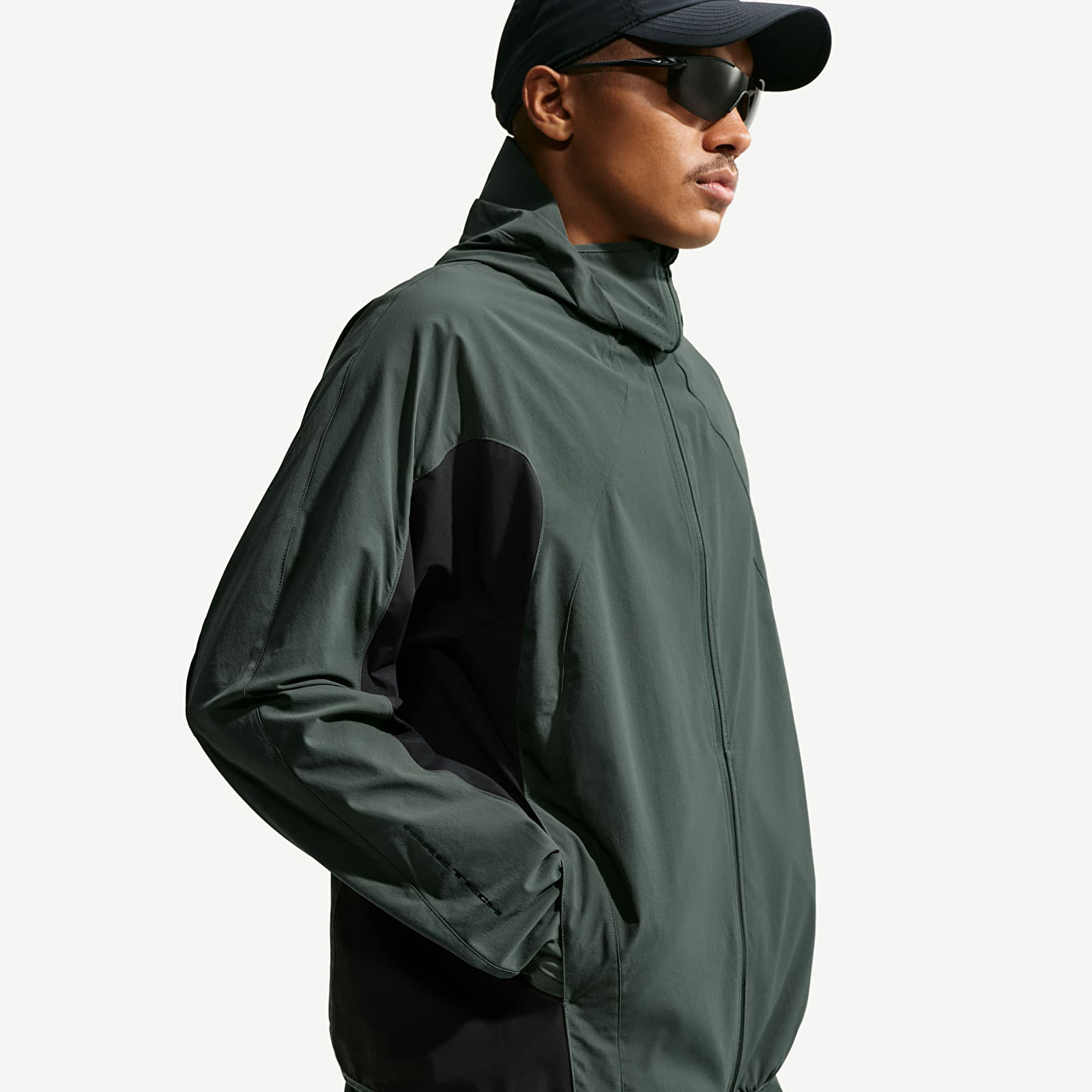 Pánske bundy Nike Tech Helios Men's Dri-FIT Long-Sleeve Shell Camo Green/ Black/ Black