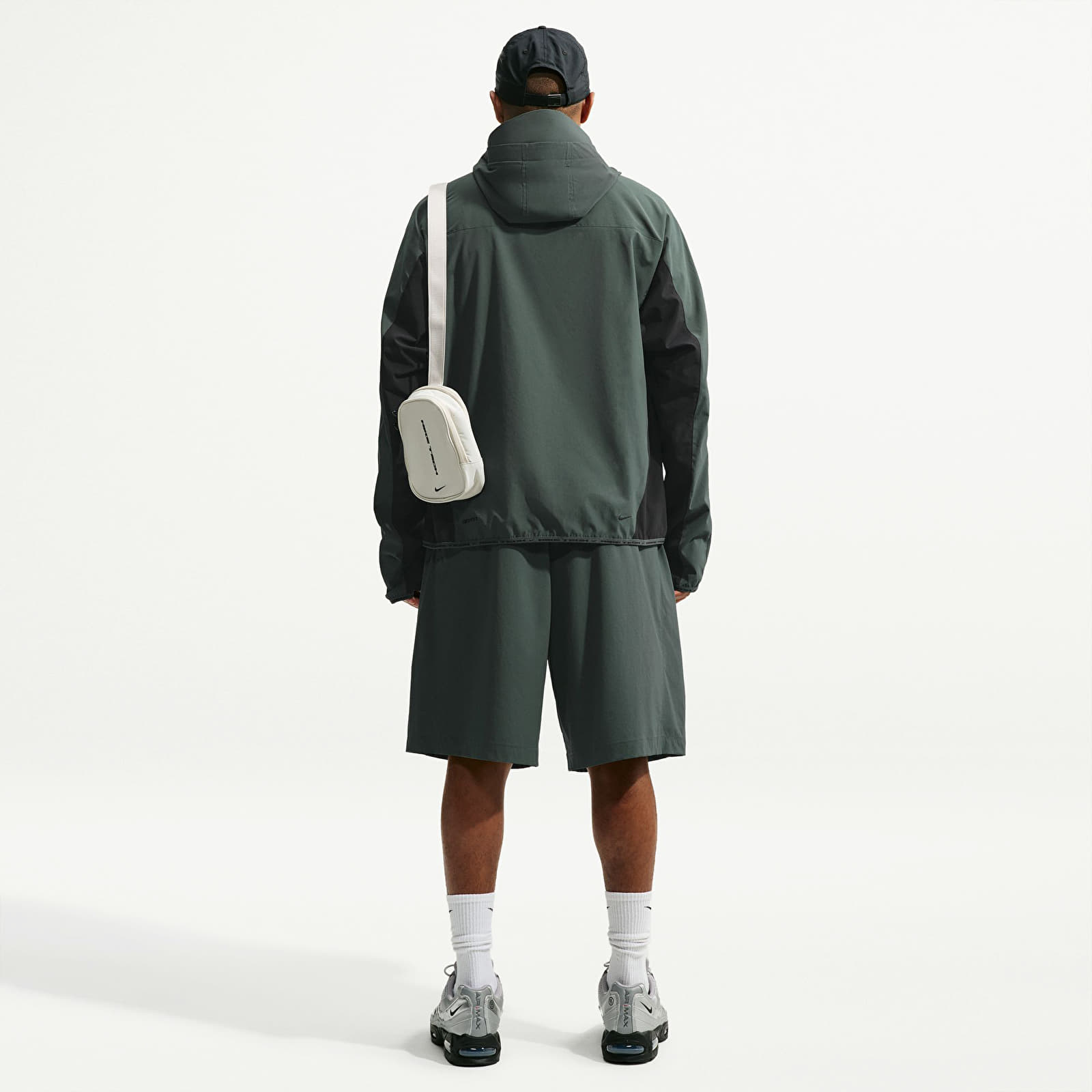 Pánske bundy Nike Tech Helios Men's Dri-FIT Long-Sleeve Shell Camo Green/ Black/ Black