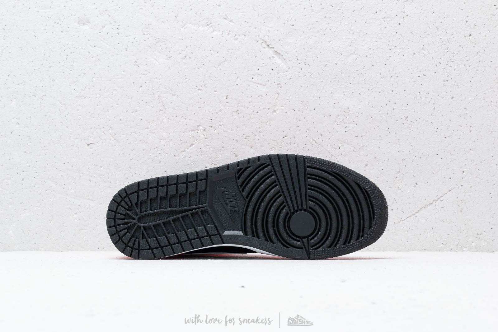Încălțăminte și sneakerși pentru bărbați Air Jordan 1 Mid Black/ Infrared 23-White