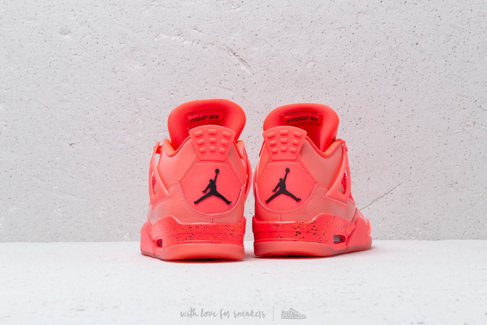 Jordan retro 4 hot punch outlet black volt