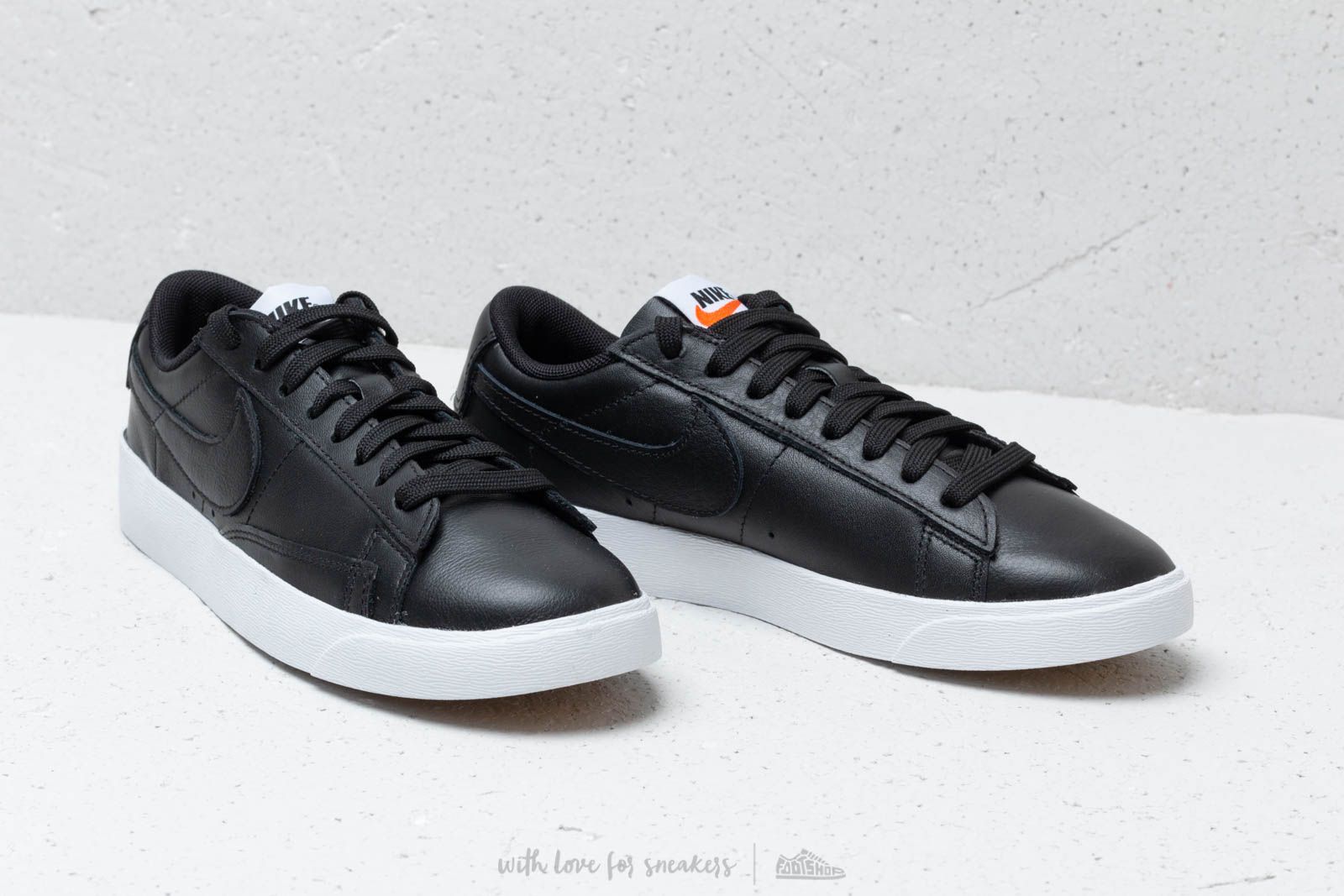 Blazer low le deals women's white