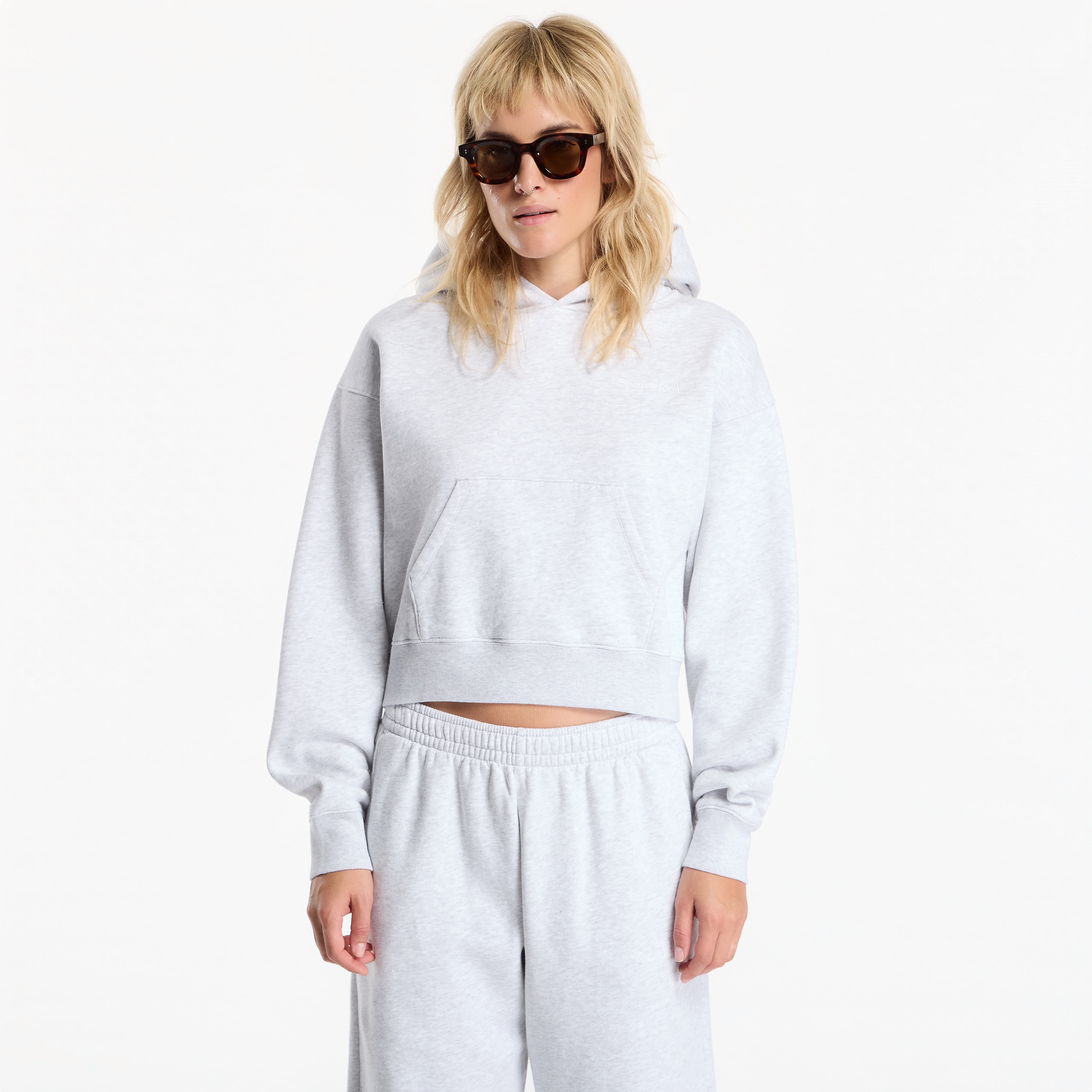Суитшърт Sporty & Rich Serif Logo Embroidered Cropped Hoodie Heather Gray L