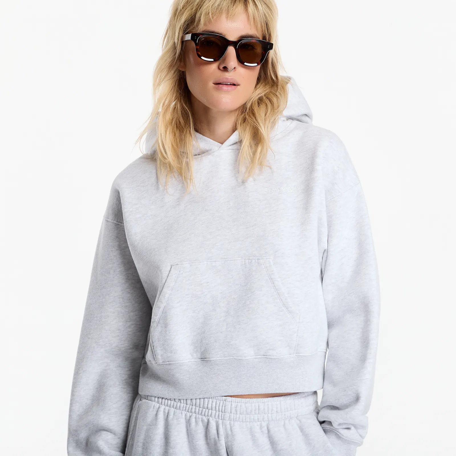 Dukserice Sporty & Rich Serif Logo Embroidered Cropped Hoodie Heather Gray