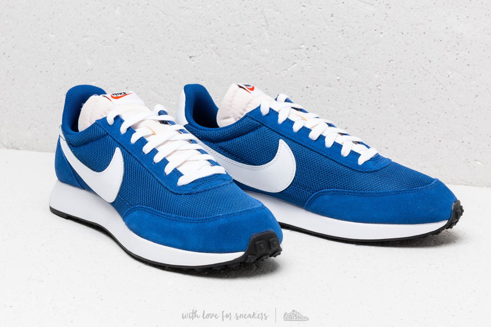 Nike tailwind indigo top