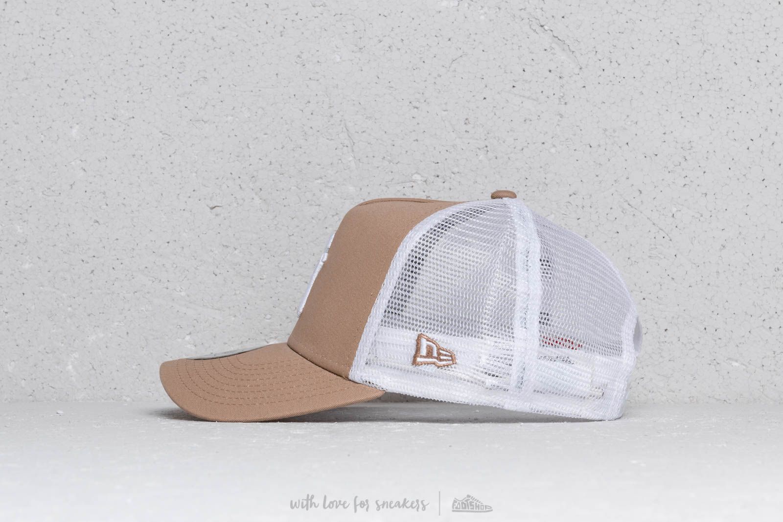 Gorras New Era A Frame MLB League Essential Trucker Cap Camel/ White