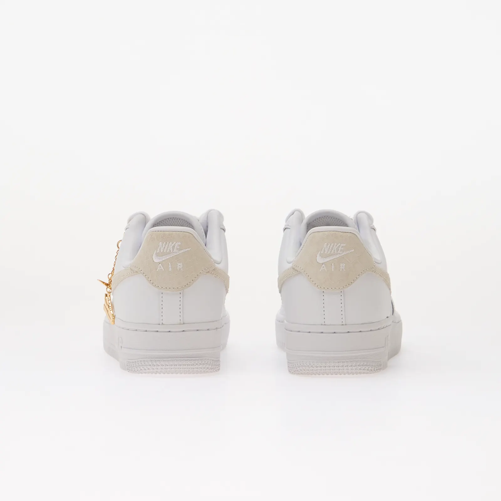 Naisten lenkkarit Nike Air Force 1 '07 White/ White-Metallic Gold