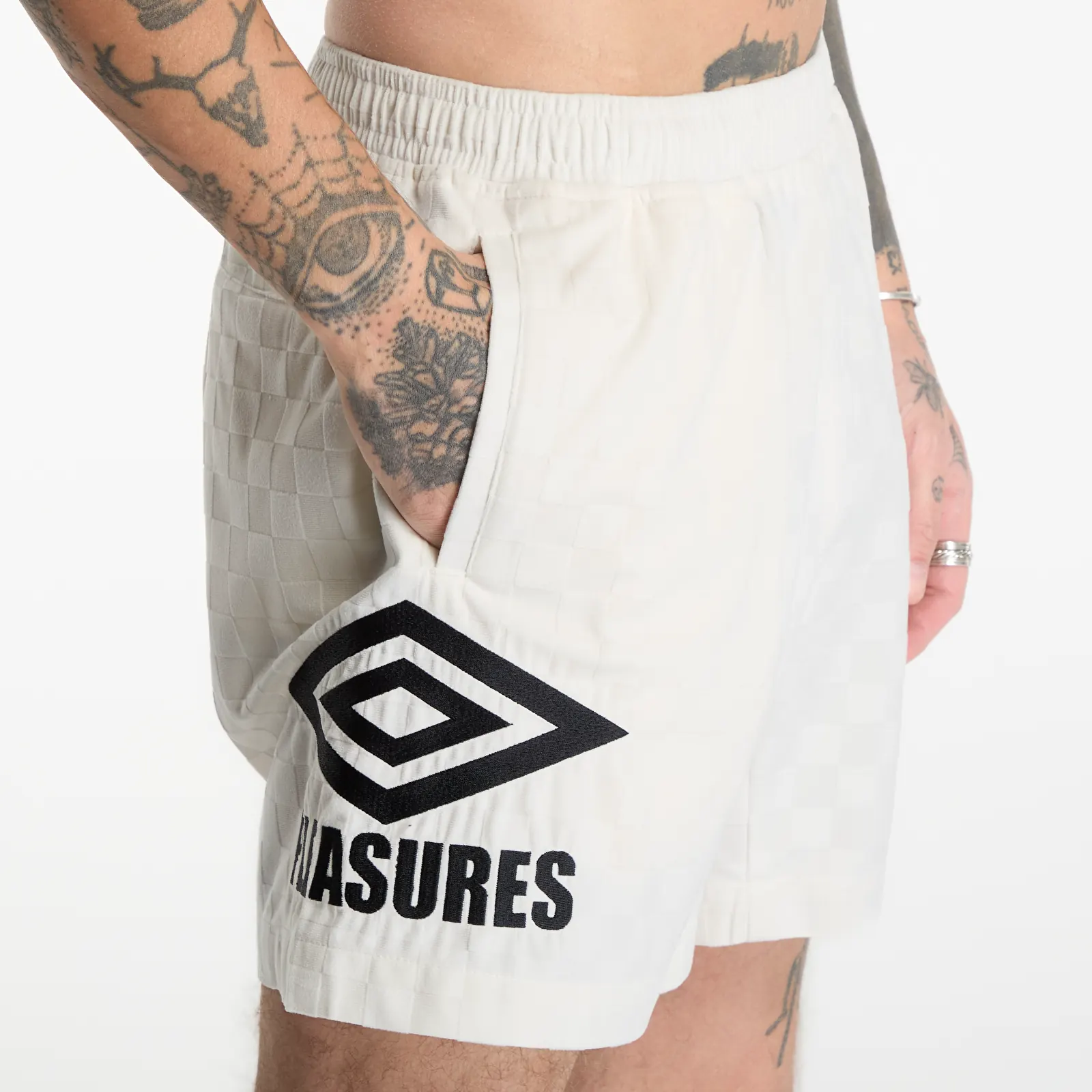 Shortsid PLEASURES x Umbro Classic Shorts Cream