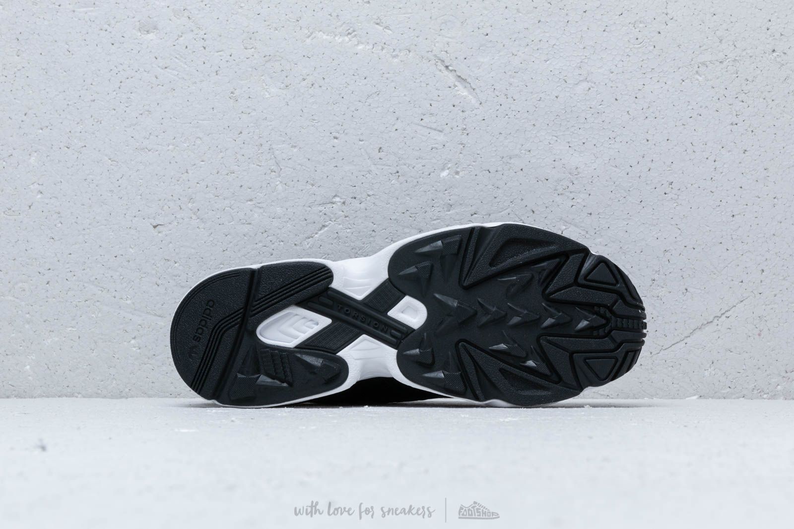 Meeste kingad adidas Yung-96 Core Black/ Core Black/ Crystal White