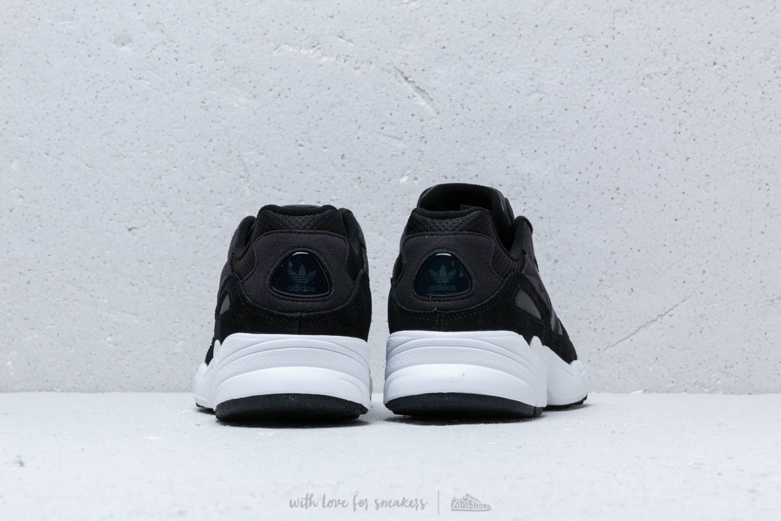 Meeste kingad adidas Yung-96 Core Black/ Core Black/ Crystal White