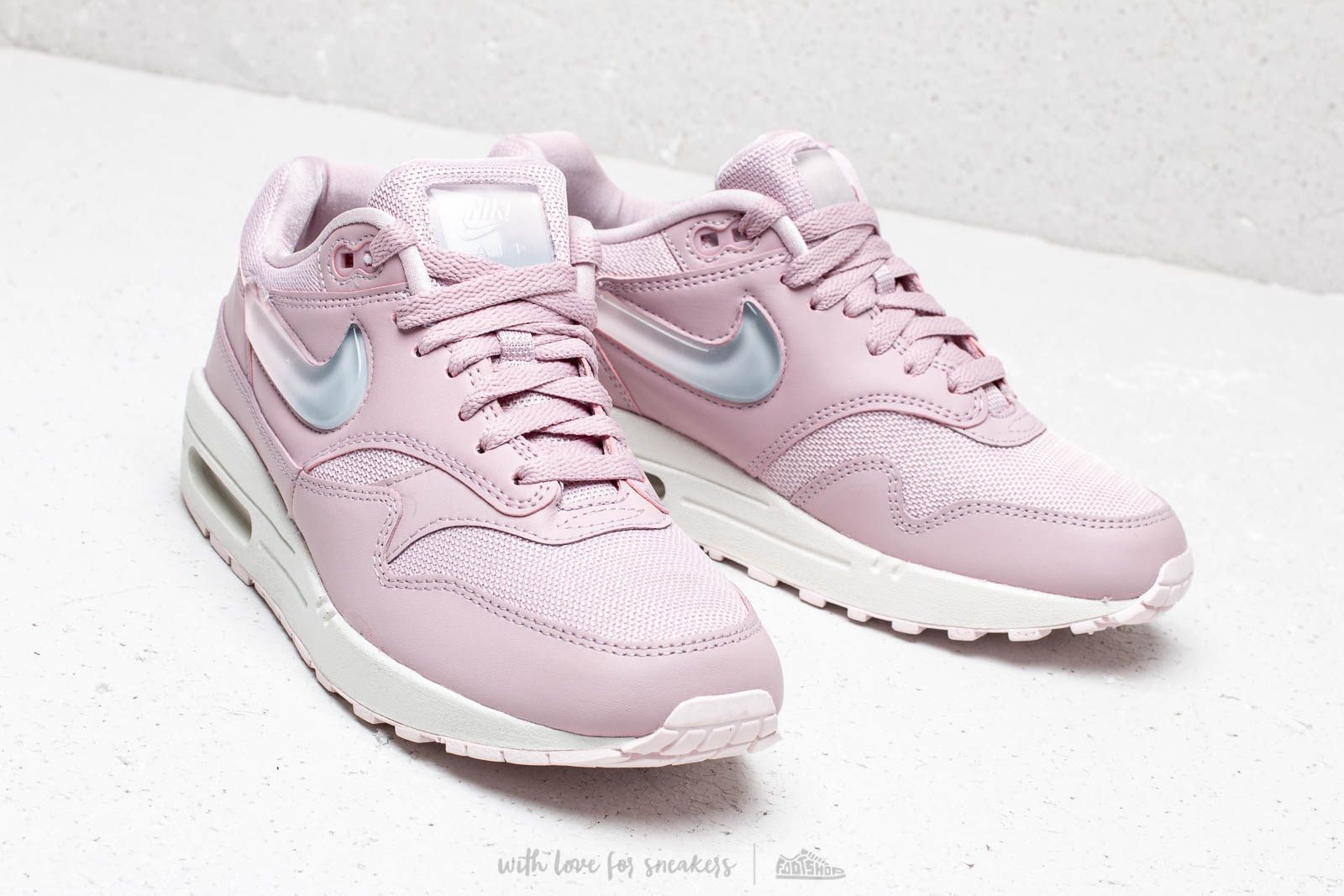 Zapatillas mujer Nike W Air Max 1 Jp Plum Chalk/ Obsidian Mist-Summit White