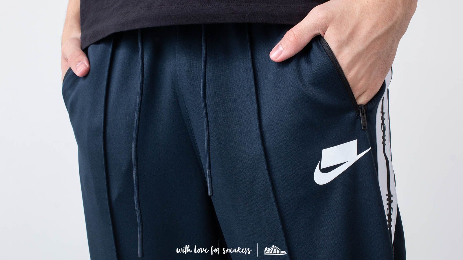 Ar1613 nike store