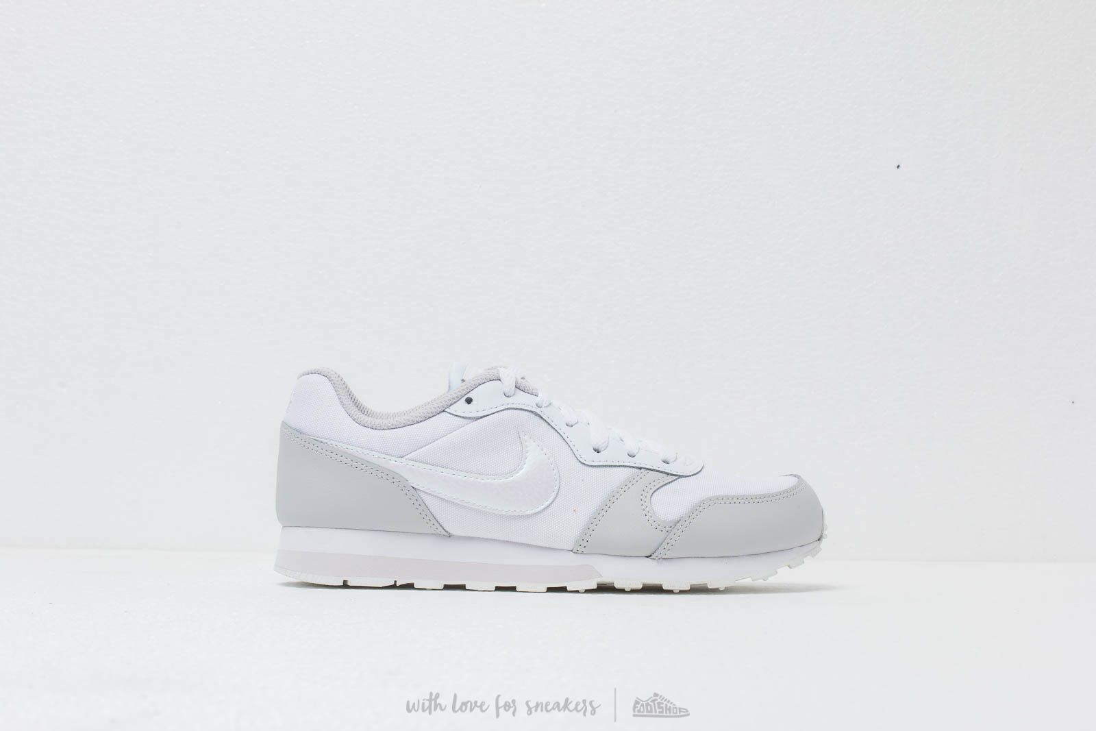 Nike md runner 2 women's white online