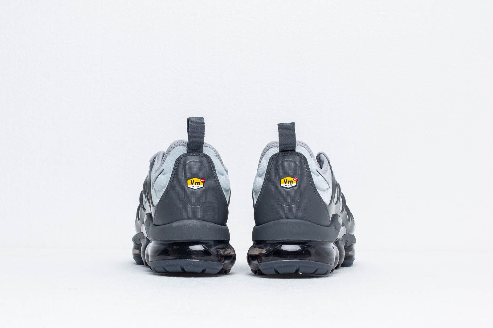 Vapormax wolf hot sale grey black