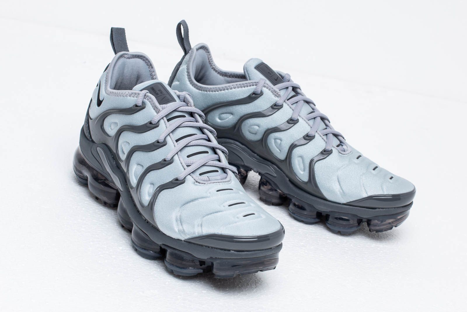 Men s shoes Nike Air Vapormax Plus Wolf Grey Black Dark Grey Footshop