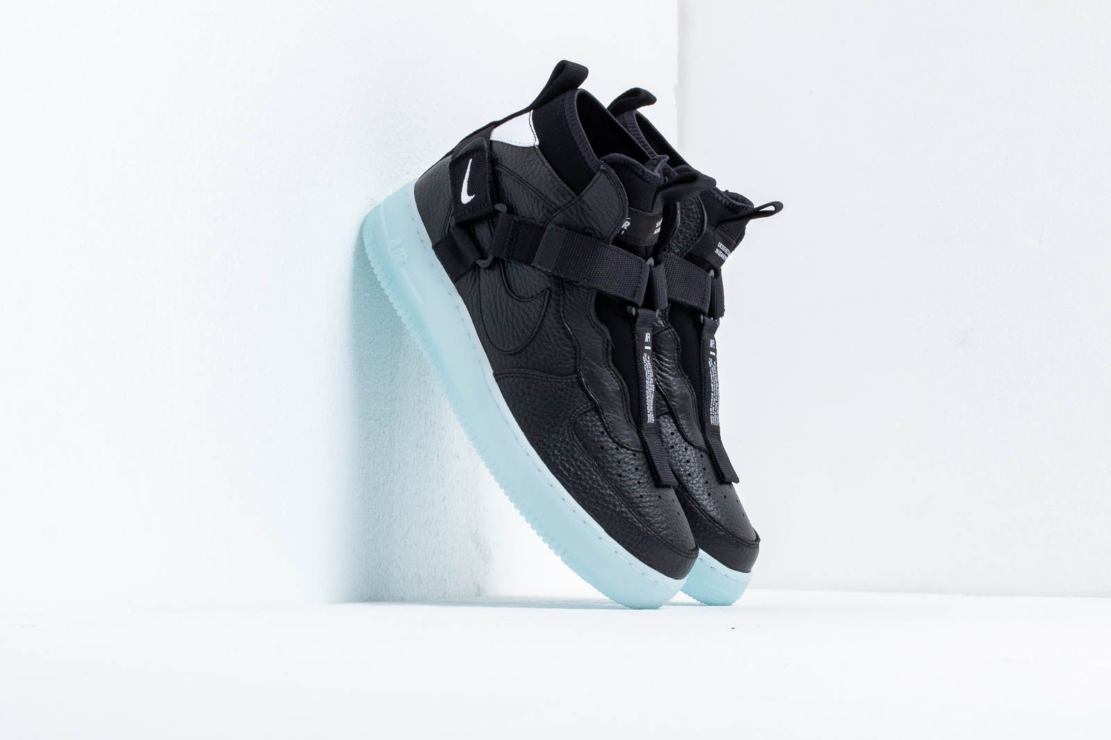 Air force 1 half black and white clearance