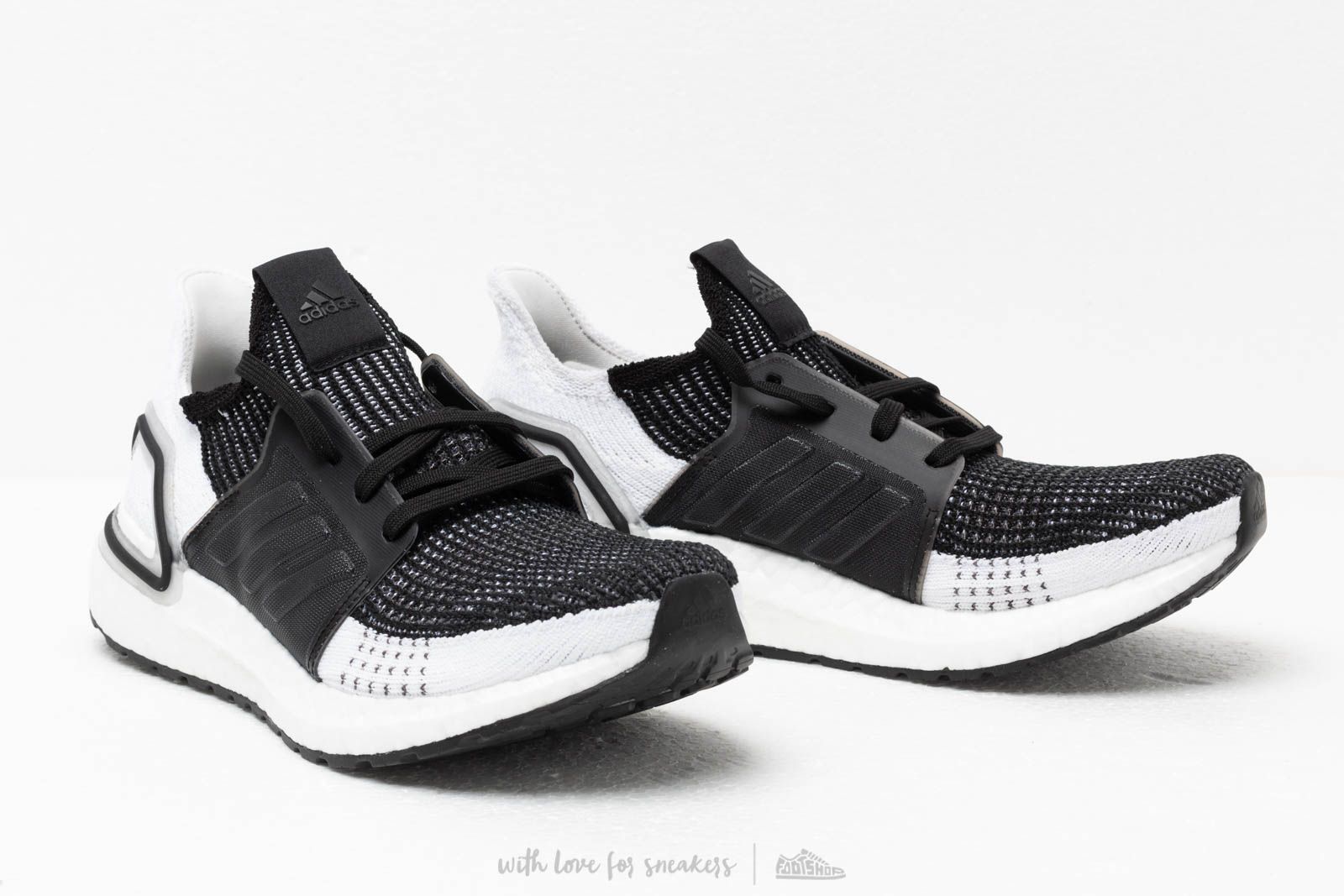 adidas gazelle silver green womens Adidas NMD R2 Primeknit White Black main image 0