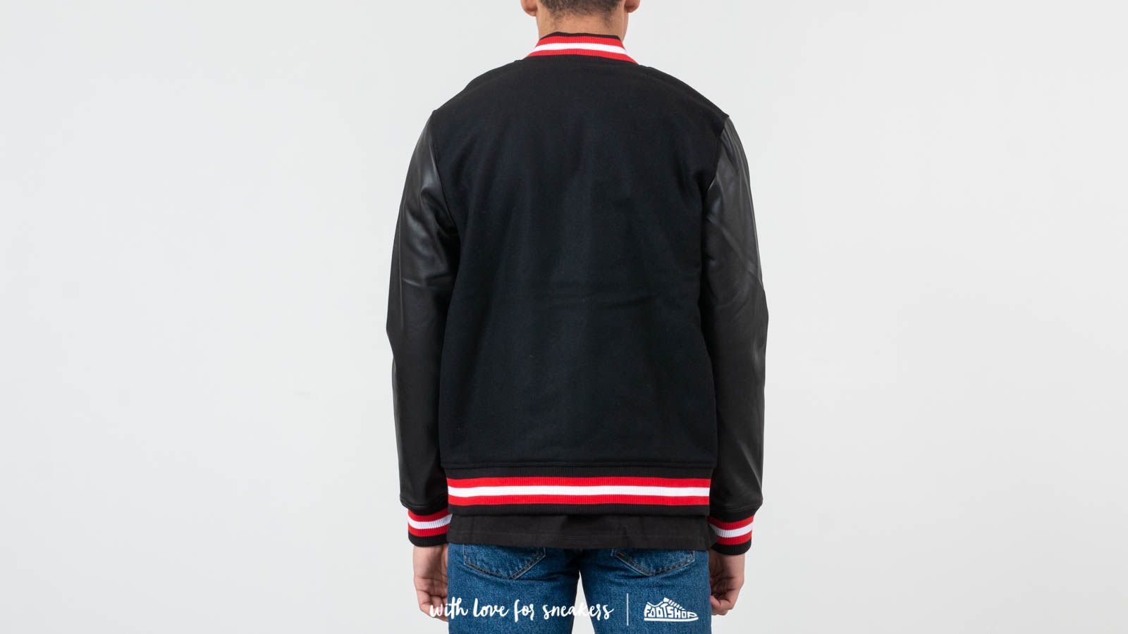 Kabátok New Era NBA Chicago Bulls Varsity Jacket Black