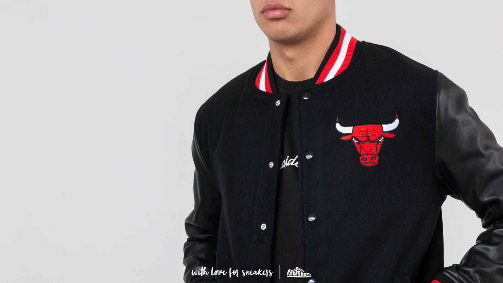 Kabátok New Era NBA Chicago Bulls Varsity Jacket Black