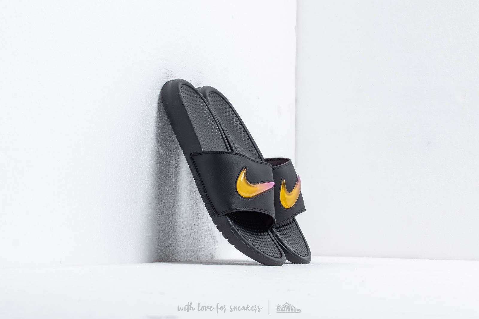 Pánske tenisky a topánky Nike Benassi Jdi Se Black/ Amarillo-Hyper Violet