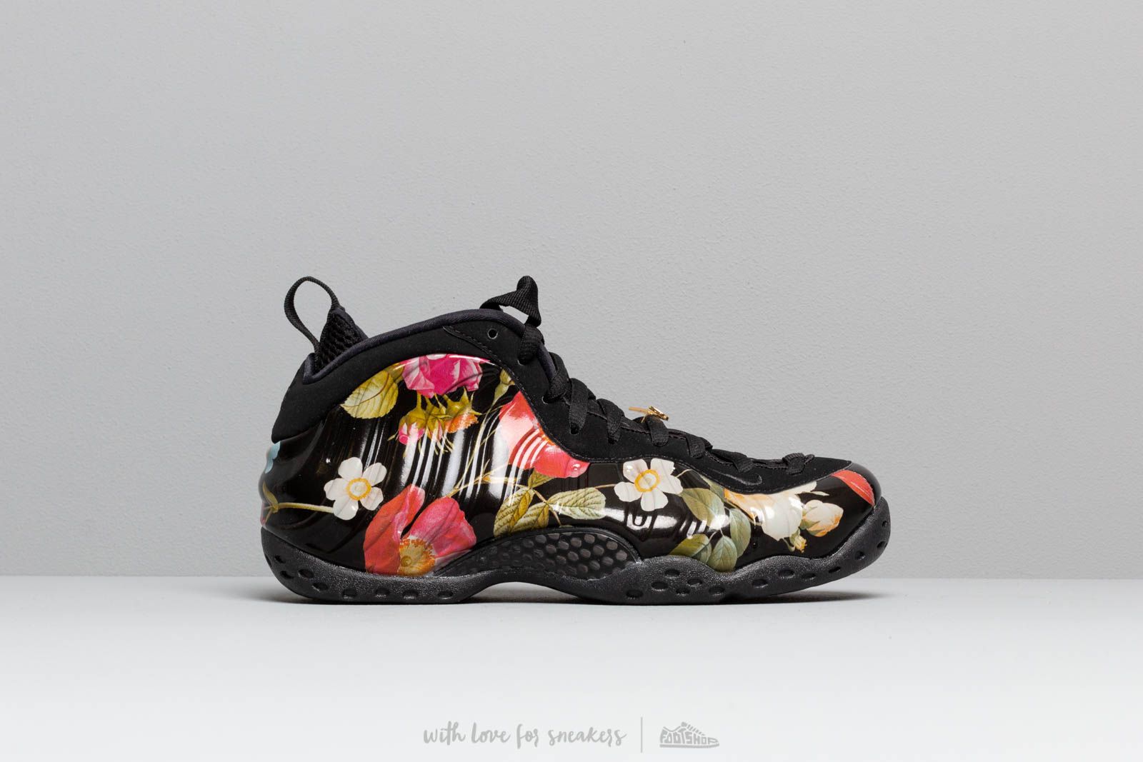 black foams with flowers