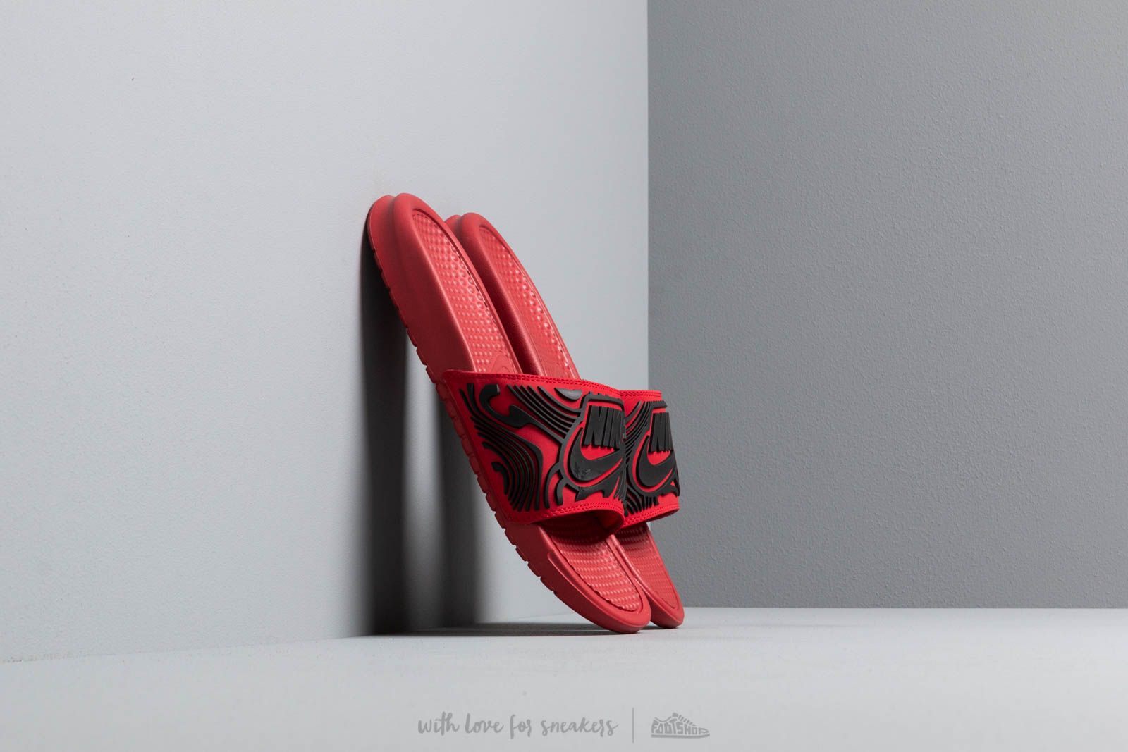 Nike benassi red black deals
