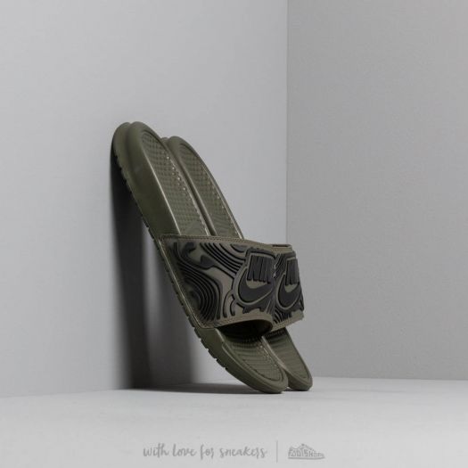 Nike top benassi olive