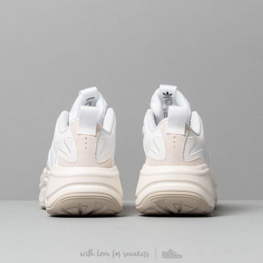 a　シューズ レースレスなミニマルなシルエットが新しい、adidas Originalsの