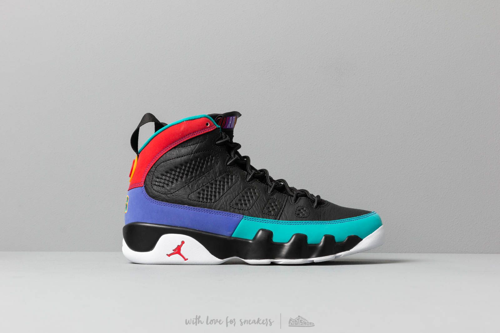 Retro 9 black and red shop