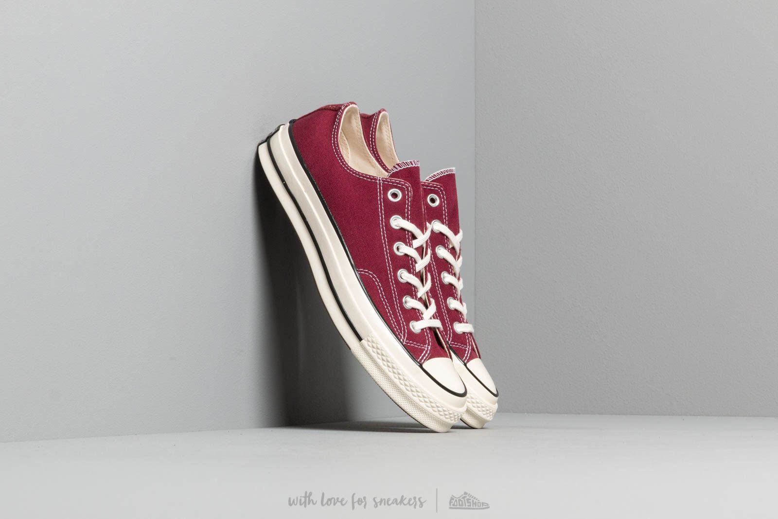Dark burgundy top converse