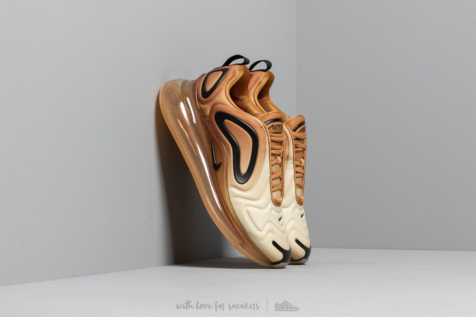 Chaussures et baskets femme Nike W Air Max 720 Wheat/ Black-Club Gold-Desert Ore